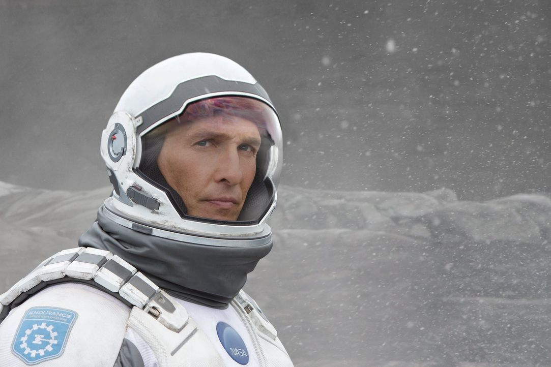 Als sich die Zeit auf der Erde für die Menschheit dem Ende zuneigt, unternimmt der ehemalige NASA-Pilot Cooper (Matthew McConaughey) mit einer Grupp... - Bildquelle: 2014 Warner Bros.