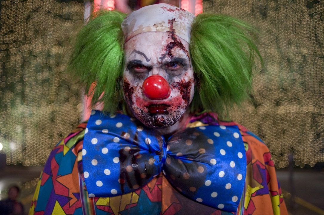 Hat verdammt viel Spaß bei der Opfersuche: ein Zombie im Clowngewand (Derek Graf) ... - Bildquelle: 2009 Columbia Pictures Industries, Inc. and Beverly Blvd LLC. All Rights Reserved.