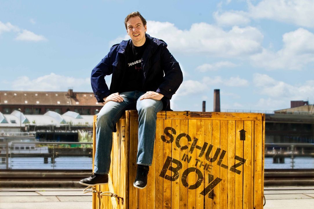 Olli Schulz wird in einer Holzkiste an einen ihm unbekannten, ungewöhnlichen Ort gebracht, an dem er 24 Stunden ausharren muss ... - Bildquelle: ProSieben