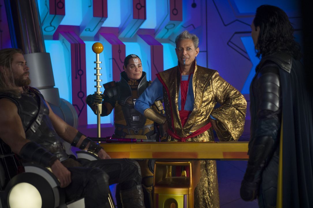 (v.l.n.r.) Thor (Chris Hemsworth); Topaz (Rachel House); Grandmaster (Jeff Goldblum); Loki (Tom Hiddleston) - Bildquelle: Jasin Boland Marvel Studios 2017 / Jasin Boland