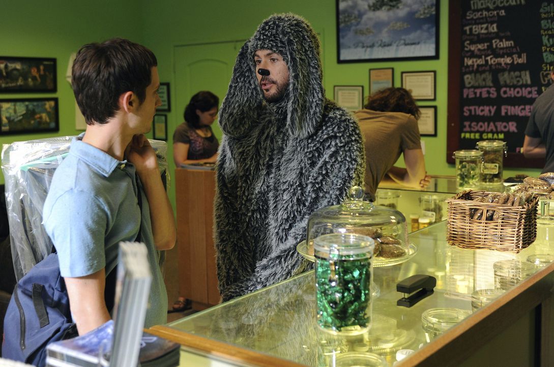 Das erste Mal in seinem Leben empfindet Ryan (Elijah Wood, l.) wahres Glück und Wilfred (Jason Gann, r.) ist auf dem besten Wege, dies wieder zu zer... - Bildquelle: 2011 FX Networks, LLC. All rights reserved.