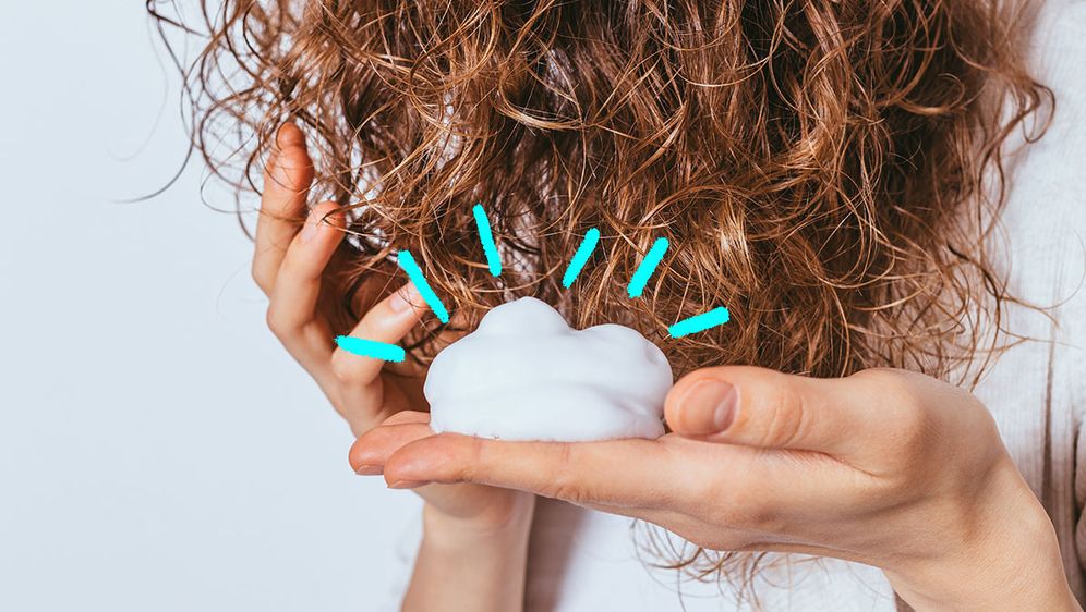 Schaumfestiger: Damit halten die TikTok Locken stundenlang