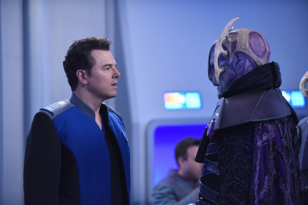Eigentlich sollte Ed (Seth MacFarlane, l.) besorgt sein, als der Bruidian Botschafter (Derek Mears, r.) und seine Männer beginnen unruhig zu werden,... - Bildquelle: Ray Mickshaw 2017 Fox and its related entities. All rights reserved. / Ray Mickshaw