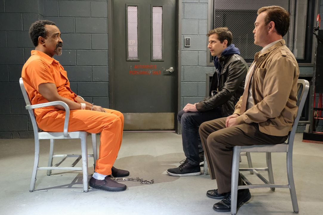 (v.l.n.r.) Caleb John Gosche (Tim Meadows); Jake Peralta (Andy Samberg); Charles Boyle (Joe Lo Truglio) - Bildquelle: John P. Fleenor 2019 UNIVERSAL TELEVISION LLC. All rights reserved. / John P. Fleenor