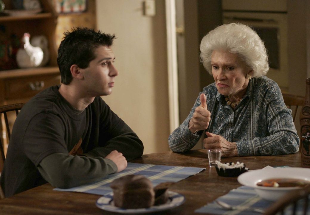 Ida (Cloris Leachman, r.) möchte Reese (Justin Berfiled, l.) gerne mit Raduca, ihrer persönlichen Sklavin, verheiraten, doch zuerst muss der Tradi... - Bildquelle: TM +   2000 Twentieth Century Fox Film Corporation. All Rights Reserved.