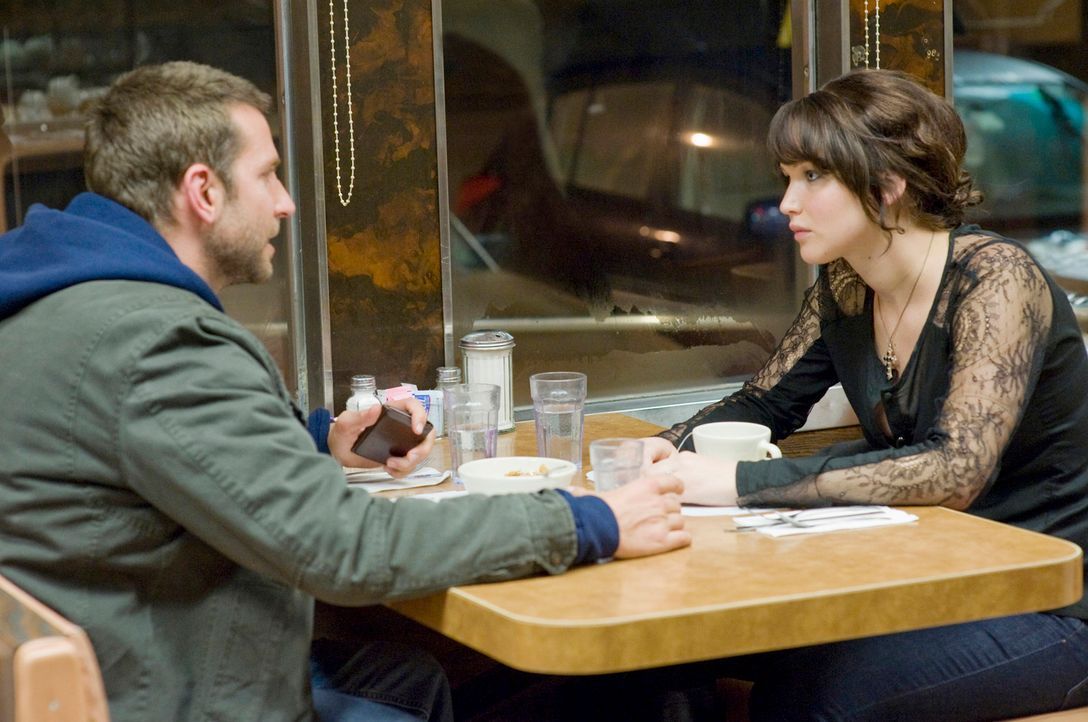Verabreden sich zu einem Nicht-Date bei Haferflockenbrei: Pat (Bradley Cooper, l.) und Tiffany (Jennifer Lawrence, r.) ... - Bildquelle: 2012 The Weinstein Company.