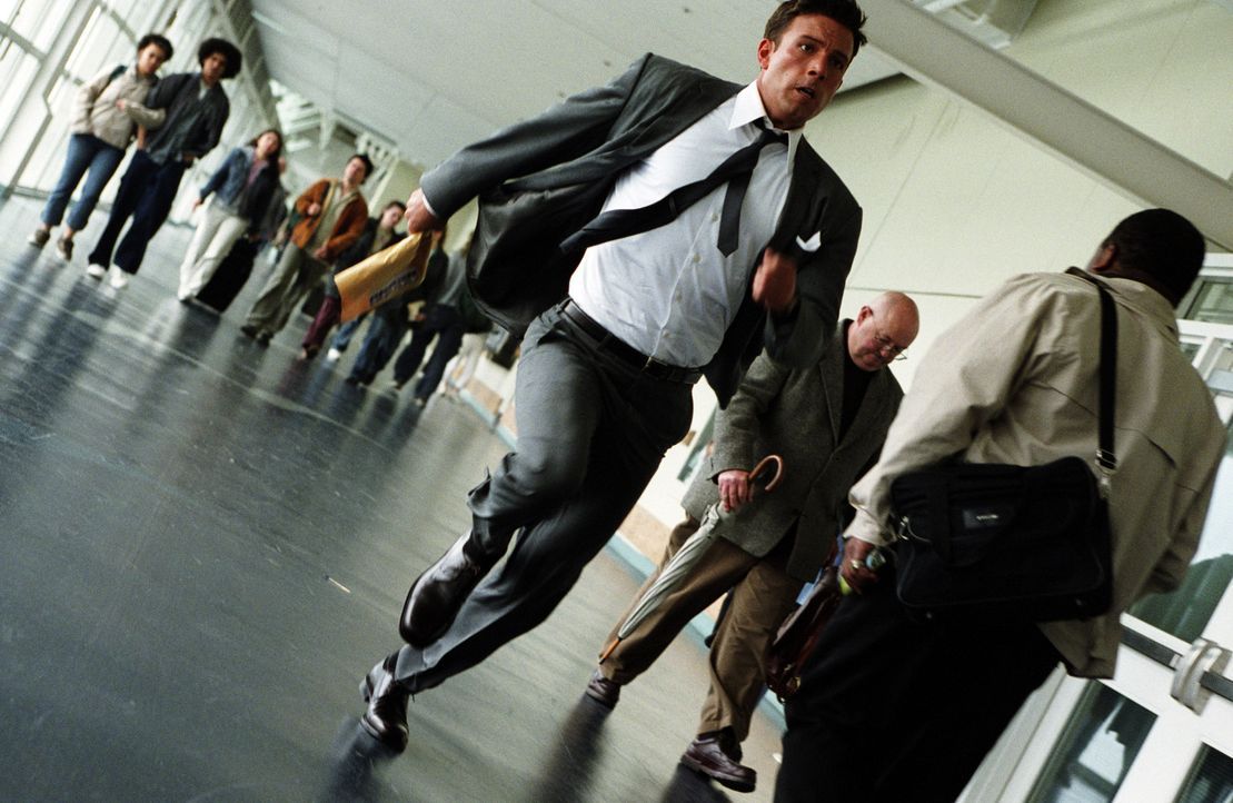 Kaum hat Michael Jennings (Ben Affleck) sein Gehirn mal wieder richtig säubern lassen, da bekommt er gewaltigen Ärger mit der Staatssicherheitspol... - Bildquelle: 2003 by Dreamworks Productions LLC and Paramount Pictures Corporation. All rights reserved.