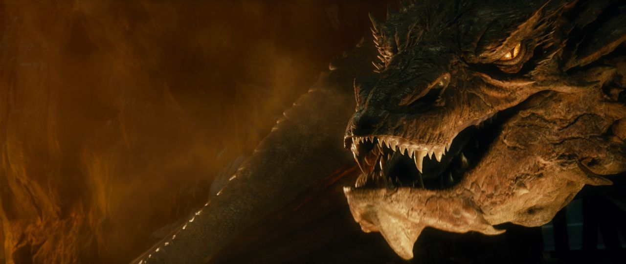 Der gefährliche Drache Smaug (Benedict Cumberbatch) gehört zu den geflügelten Drachenschlangen und ist dafür verantwortlich, dass die Zwerge aus ihr... - Bildquelle: 2013 METRO-GOLDWYN-MAYER PICTURES INC. and WARNER BROS. ENTERTAINMENT INC.