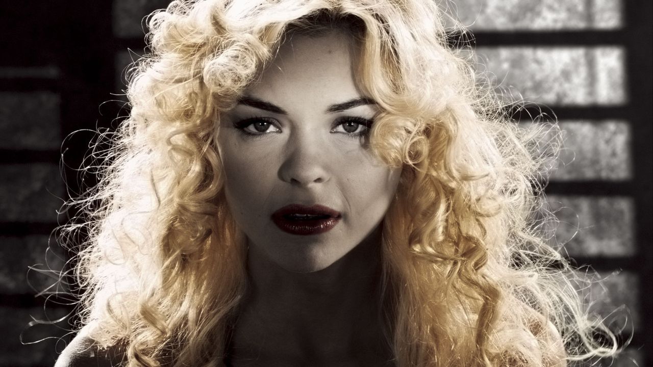 Nur die attraktive Goldie (Jamie King) lässt sich mit dem Schläger Marv ein. Wie er zu diesem Glück kommt, ist ihm selbst nicht klar. Doch Marvs... - Bildquelle: Dimension Films