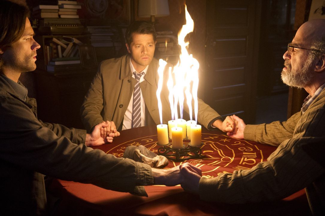 Sam (Jared Padalecki, l.) und Castiel (Misha Collins, M.) schließen sich ohne Deans Wissen zusammen, um einem neuen Hinweis zum Kansimal nachzugehen... - Bildquelle: 2016 Warner Brothers