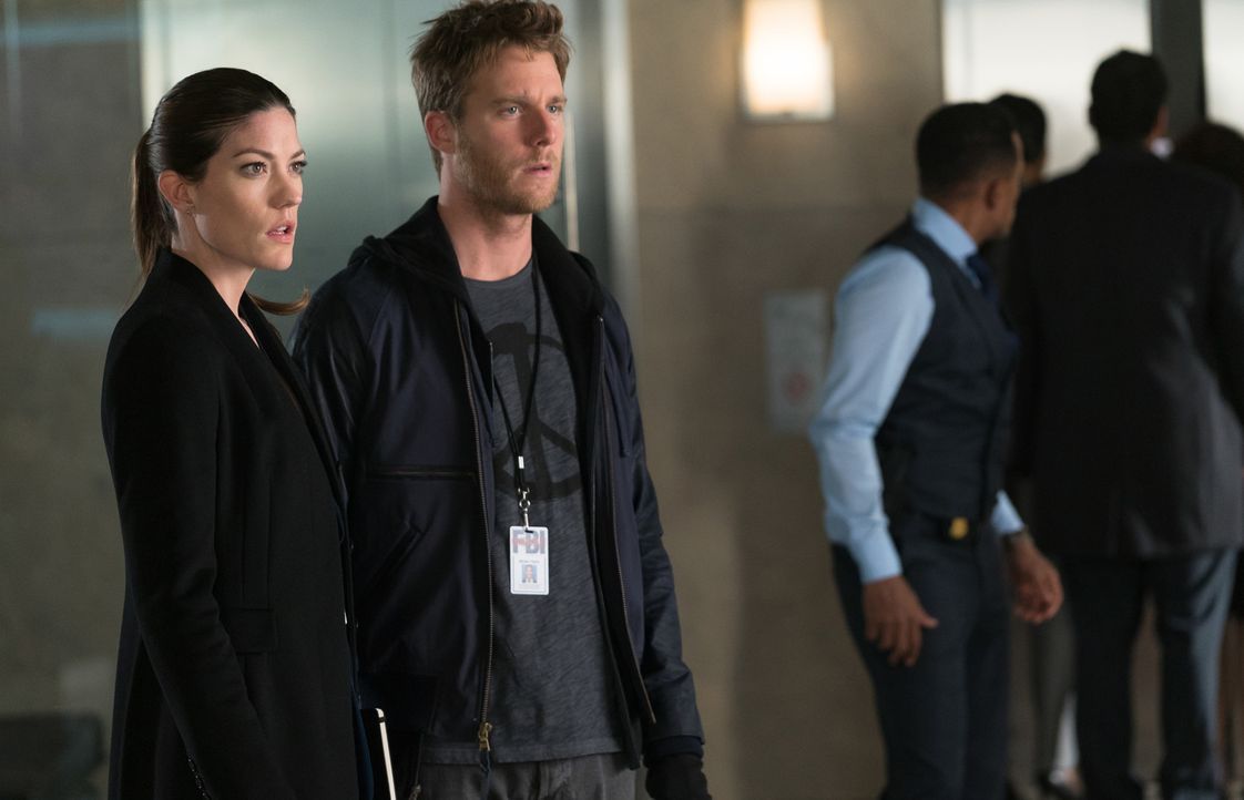 Naz wird unter dem Verdacht Terrorismus zu unterstützen, festgenommen. Brian (Jake McDorman, r.) und Rebecca (Jennifer Carpenter, l.) versuchen dara... - Bildquelle: Michael Parmelee 2015 CBS Broadcasting, Inc. All Rights Reserved